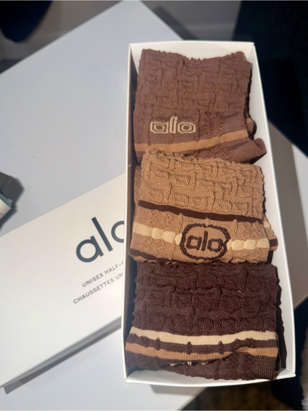ALO Yoga Cable Knit Socks in Chocolate, Caramel & Dark Brown 7-9 - Picture 2 of 6